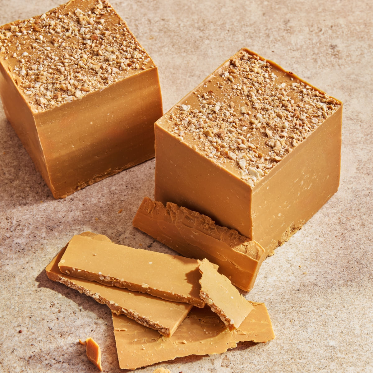Chocolate Gianduia Caramelizada a Granel | 100g | Dengo Chocolates